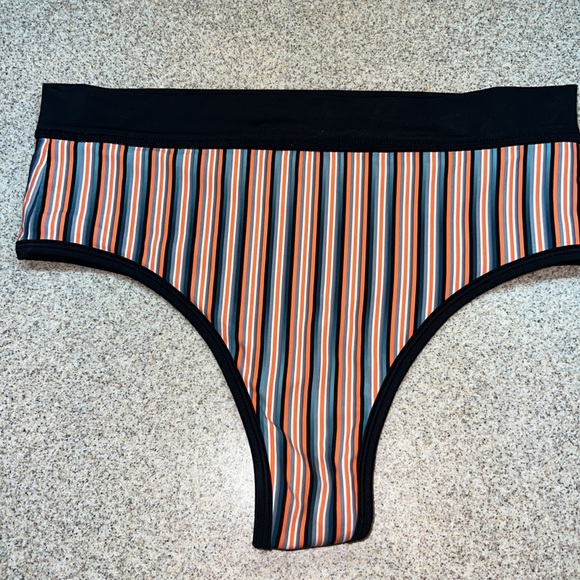 Reversible two piece bathing suit Fae Swim Bikini multicolored stripe & Black - Picture 5 of 14